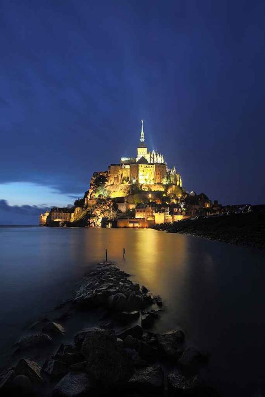 heure bleue pendant les grandes mares au mont-saint-michel  blue hour in mont-saint-michel.jpg